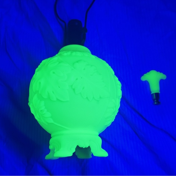 RARE Aladdin Alacite Uranium Glass Lamp BASE + FINIAL | Glows Neon 1940’s Deco - Picture 2 of 10